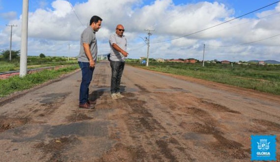 Glória-BA: Prefeito faz visita de verificação para recuperação asfáltica na Sede e no Povoado Quixaba