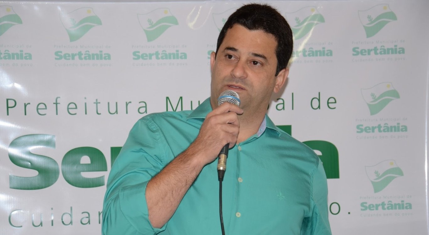 Ex-prefeito de Sertânia é preso em operação da Polícia Civil