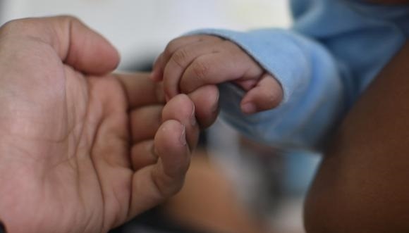 Crianças de 2 e 4 anos são encontradas sozinhas em casa e com fome em Paulo Afonso