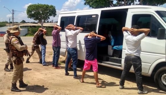 Para coibir drogas e armas na Copa Vela, 20° BPM realiza blitz em ônibus e vans na BA-210