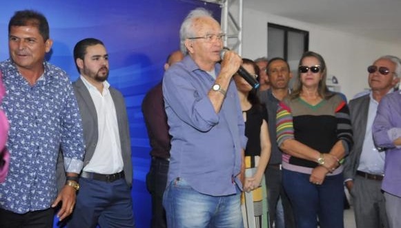 Em evento, cerimonialista associa empréstimo de 80 milhões à hashtag Luiz 2020