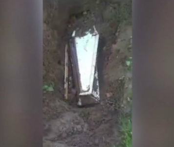 Mãe tira corpo de bebê de caixão para ficar mais tempo com o filho em Pernambuco