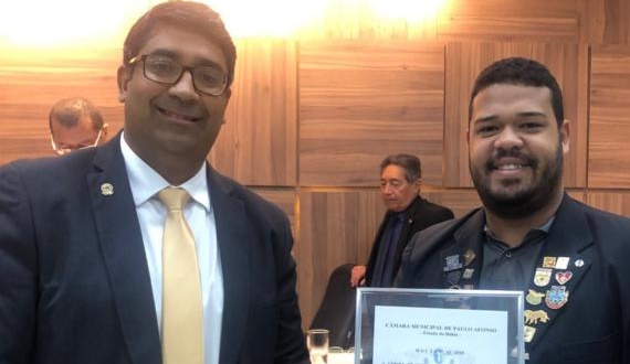 Jean Roubert entrega honraria ao Leo Clube Paulo Afonso