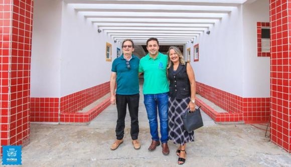 Prefeito David Cavalcanti visita obra de construção da nova creche na sede de Glória, BA