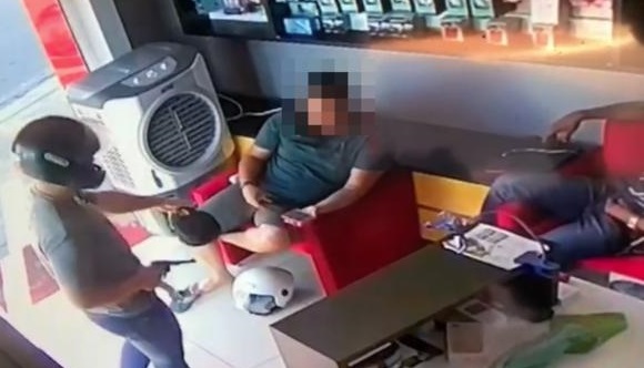 VÍDEO: Câmeras de segurança flagram assalto a loja de celulares no centro de Paulo Afonso