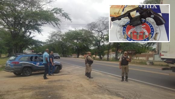 Mulher de ‘Guga’ é flagrada com revólver 38 em Van que vinha de Delmiro para Paulo Afonso