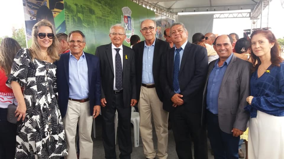 Sem o vice, Luiz de Deus recebe Aleluia e convidados no palanque do Desfile Cívico; veja fotos