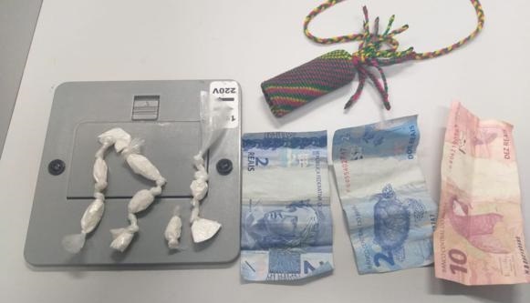 Policiais do 20º BPM prendem jovem com nove petecas de cocaína no circuito da Copa Vela