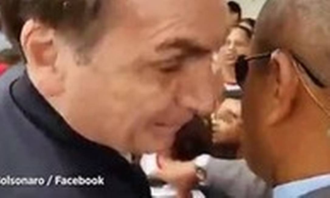 Bolsonaro comenta com segurança pedido de ajuda de apoiador: ‘Só pelo bafo, não vai ter emprego’; assista