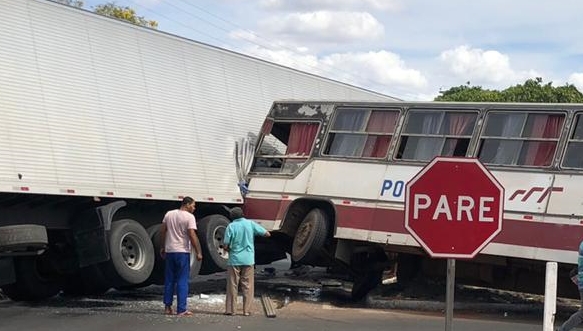 Colisão entre caminhão baú e ônibus de passageiros deixa dois feridos em Paulo Afonso