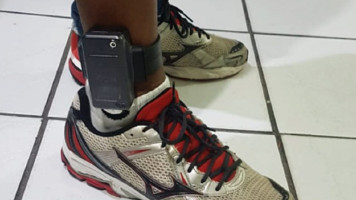 Presos de Paulo Afonso começam a receber tornozeleiras eletrônicas; 37 foram entregues no fórum