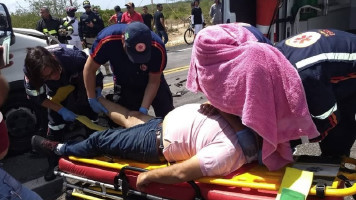 Homem fica ferido após acidente entre van e caminhão entre Paulo Afonso e Delmiro Gouveia