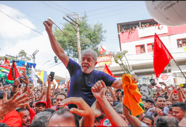 Juiz determina saída de Lula da prisão após decisão do STF