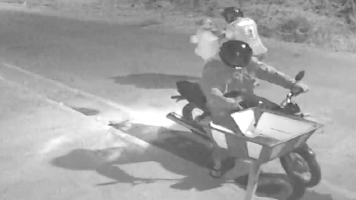 Vídeo mostra momento em que dupla em moto assalta senhora no Jardim Bahia, em Paulo Afonso