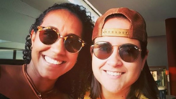 Mulher denuncia homofobia em restaurante na BA que pediu para ela não beijar namorada: ‘Ambiente familiar’