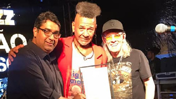 Miguel Baiano recebe homenagem na 1ª noite do Paulo Afonso Jazz Festival