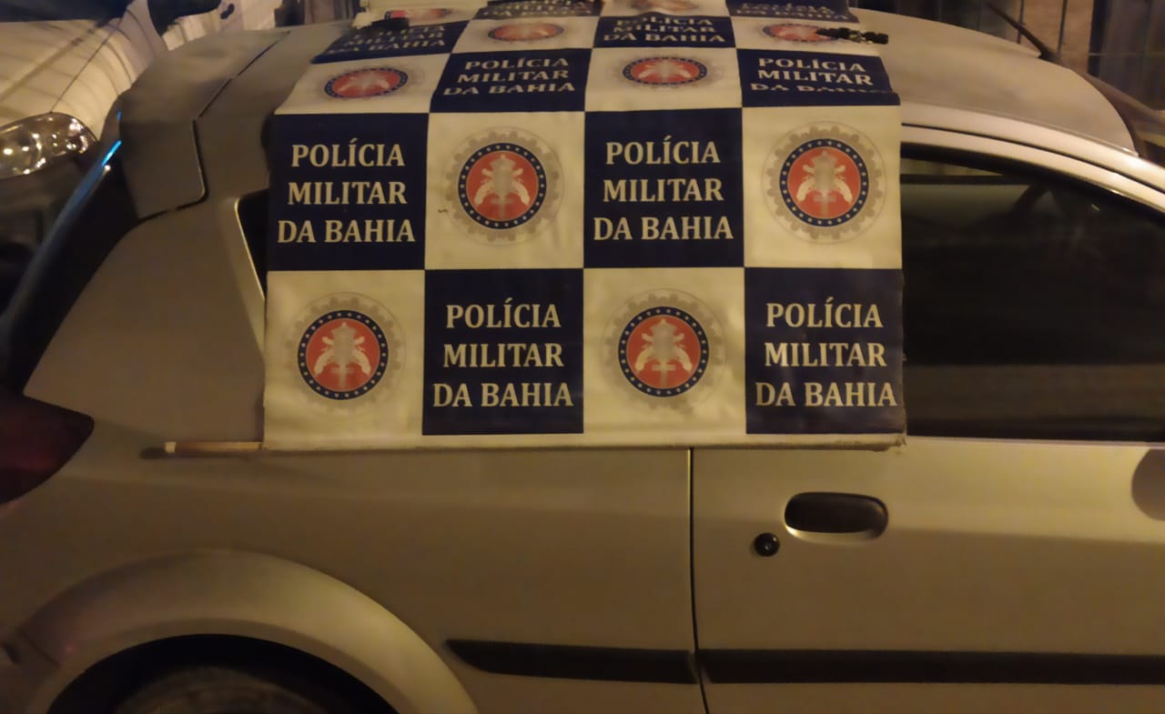 Perseguidos, bandidos trocam tiros com a polícia e abandonam carro roubado de padaria em Paulo Afonso