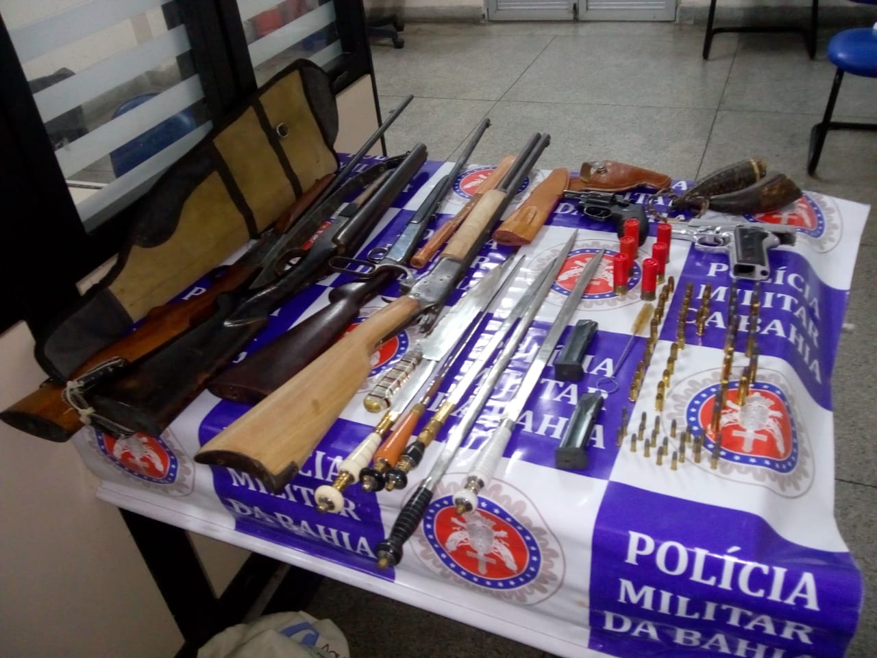 Acusado de agredir mulher é preso com armas de fogo e baionetas no BNH em Paulo Afonso