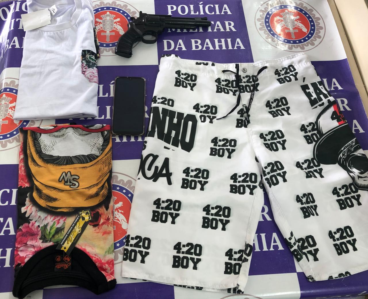 Jovem é preso com simulacro após roubar loja de roupas em Paulo Afonso