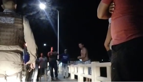 Bombeiros, PM e SAMU evitam que homem se jogue de ponte em Paulo Afonso; assista ao vídeo