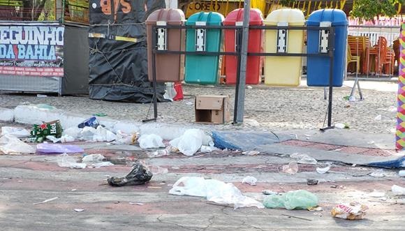 “Depois da festa, as pilhas de lixo jogadas no chão da praça”, diz cidadão ao registrar imagens do centro de Paulo Afonso