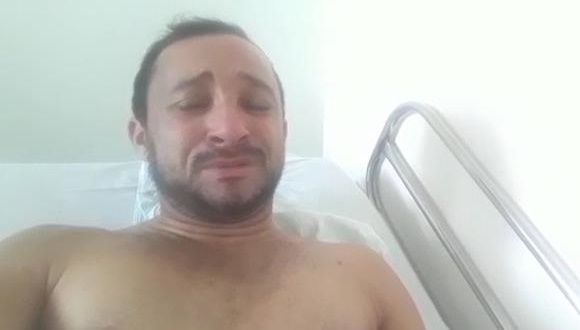 Pauloafonsino chora ao esperar 17 dias por cirurgia na perna: “Pelo amor de Deus, estou sofrendo”
