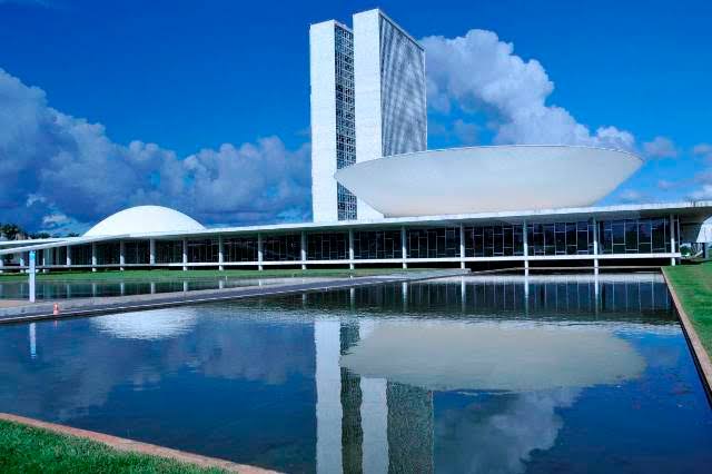 De como educar os políticos para a transformação e superação dos problemas sociais