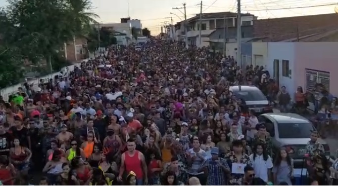 ‘Mar de gente’ mostra a força do carnaval do BTN no arrastão do bloco ‘As Poderosas’ (Vídeo)