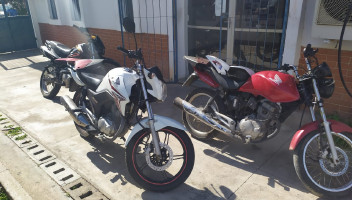 Três motos recuperadas pela polícia aguardam resgate de donos na delegacia de Paulo Afonso