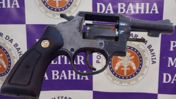 PM prende homem com arma de fogo suspeito de agredir companheira no Balneário Prainha