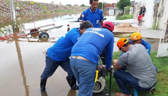 Após chuvas, Mário Galinho se junta aos trabalhadores da prefeitura para amenizar transtornos em bairros