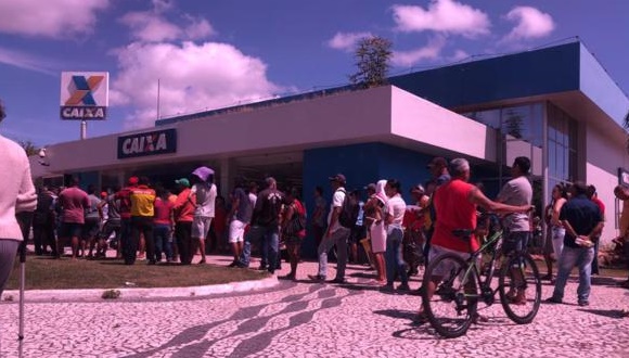 Paulo Afonso: Fila quilométrica gera aglomeração na sede da Caixa Econômica Federal