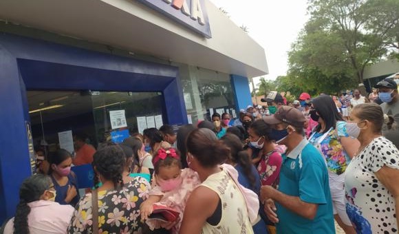 Covid-19: Com lotéricas fechadas, Caixa Econômica tem aglomeração, desespero e tensão em Paulo Afonso