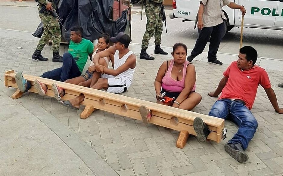 Na Colômbia, quem burla a quarentena fica preso pelo pé no meio da rua