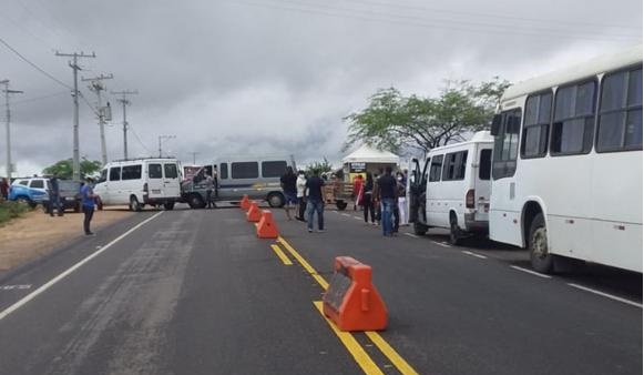 Suspensão do transporte intermunicipal causa confusão e congestionamentos nos acessos a Paulo Afonso