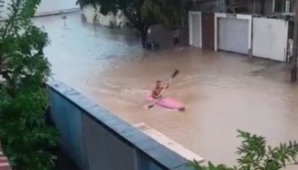 Após forte chuva em Paulo Afonso, morador usa caiaque para protestar em rua alagada (Vídeo)