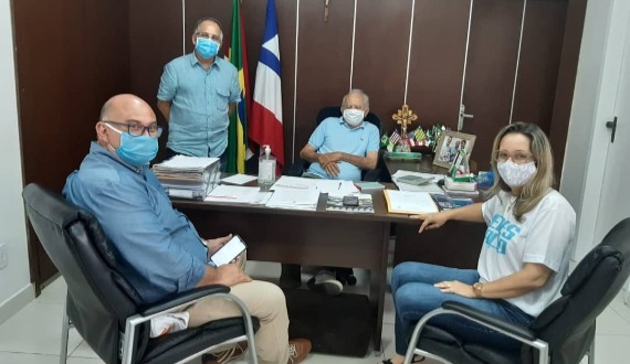Luiz de Deus volta ao trabalho, despacha no gabinete, mas prefeitura não explica exames