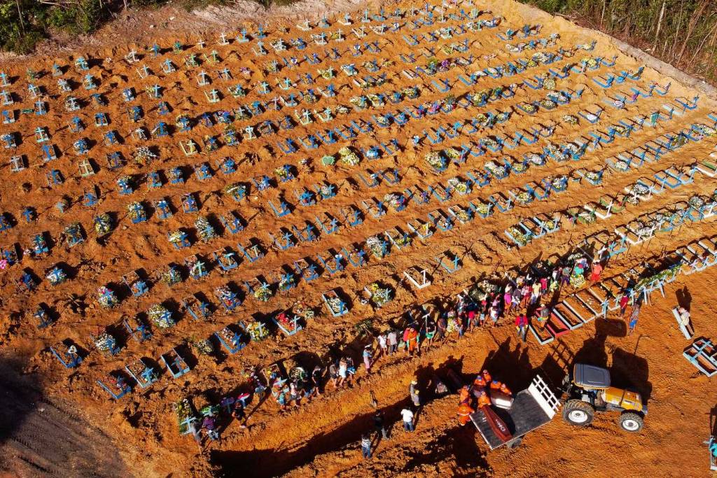 Em 72h, Brasil tem 1.825 mortes por Covid-19