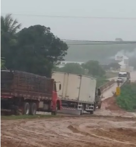 Chuva em Jeremoabo: carreta atola na ponte do entroncamento na BR 235 e gera engarrafamento
