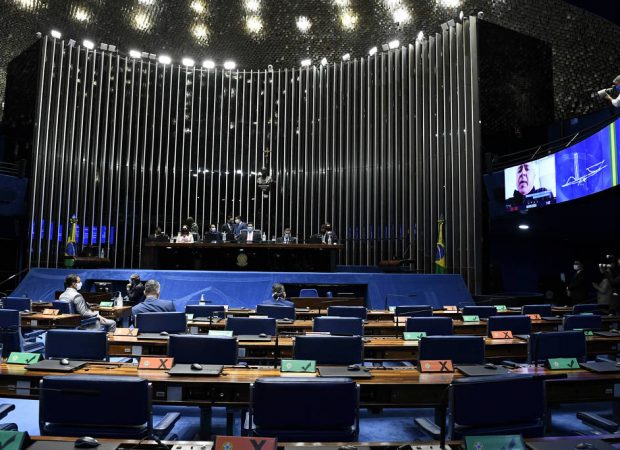 Deputados e senadores recebem antecipação de 13º
