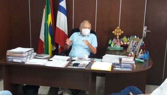 Servidor com cargo de confiança no governo Luiz de Deus é acionado por divulgar pesquisa eleitoral sem registro