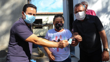 Prefeitura de Glória entrega 16 unidades sanitárias domiciliares nos povoados Torquato, Sítio da Lagoa e Queimadas