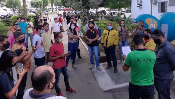 Representantes do setor delivery protestam pelo retorno das atividades durante o toque de recolher