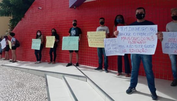 Universitários protestam contra veto do prefeito Luiz de Deus ao projeto do transporte estudantil interestadual