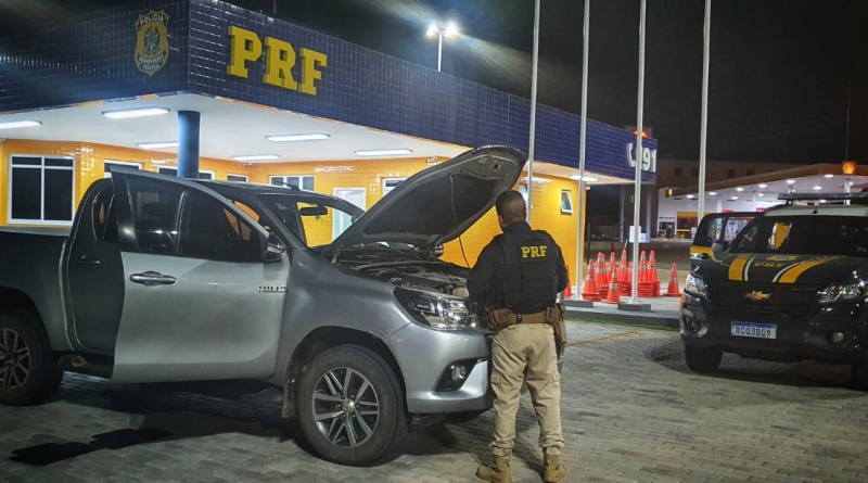 Com Hilux roubada, mulher é presa pela PRF em trecho de Paulo Afonso da BR 110