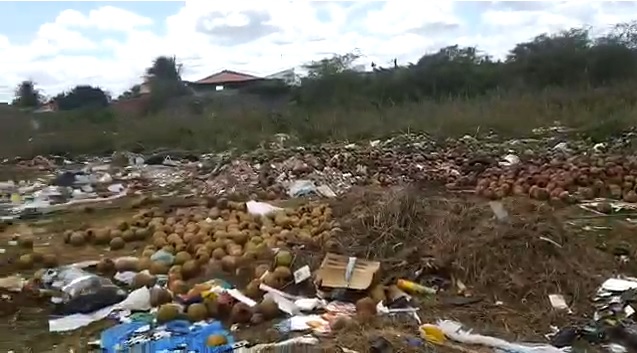 Em vídeo, moradora mostra descarte irregular de lixo em terreno da AABB no Jardim Bahia