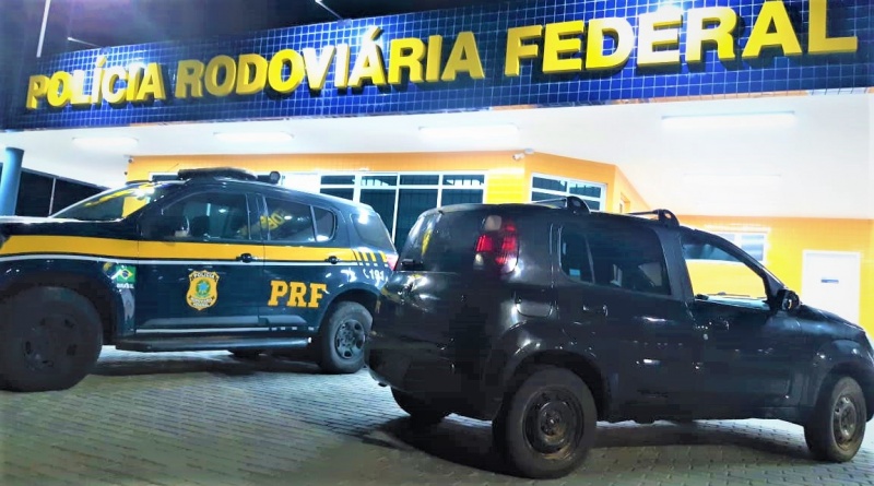 Veículo roubado é recuperado pela PRF em trecho da rodovia BR-110 em Paulo Afonso (BA)