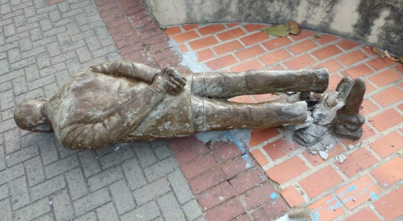 Estátua de Ariano Suassuna é alvo de vandalismo