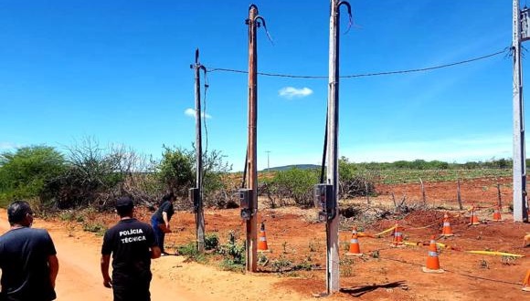 Polícia e Coelba desmontam rede clandestina de energia em fazenda no município de Glória (BA)