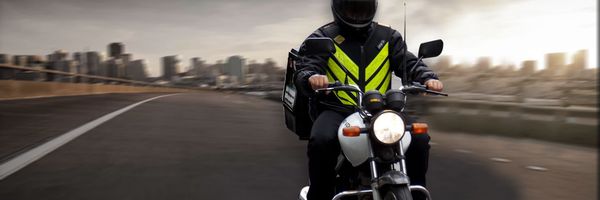 A ânsia de poder para servir ao povo. Motoboys, um serviço comunitário de excelência (Francisco Nery Júnior)